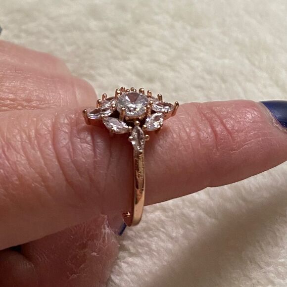 The Elizabeth Rose gold ring sz 8 - Picture 13 of 14